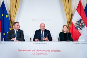 Am 14. Jänner 2026 verkündeten Bundeskanzler Christian Stocker (M.), Vizekanzler Andreas Babler (l.) und Bundesministerin Beate Meinl-Reisinger (r.) den Beschluss zur Mehrwehrt-Senkung nach dem Ministerrat teil. © BKA/Florian Schrötter