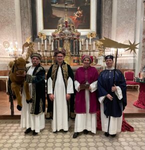 Sternsingen und Dreikönigsspiel am Weihnachtsmarkt Schönbrunn