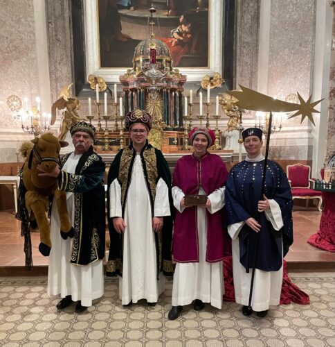 Sternsingen und Dreikönigsspiel am Weihnachtsmarkt Schönbrunn