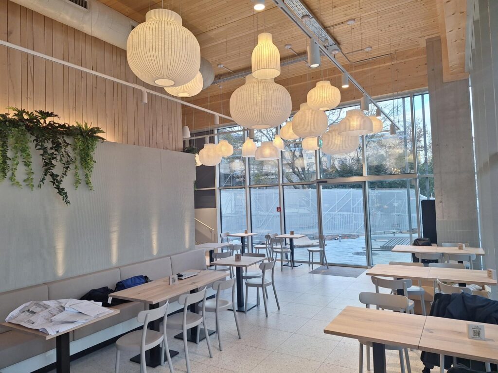 Im eigenen Café kann man eine kleine Pause vom Alltag genießen. © Ströck