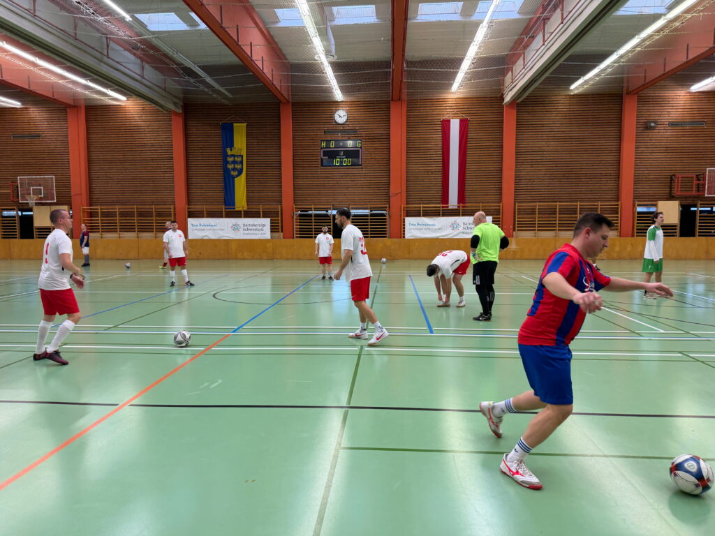 Die verschiedenen Mannschaften wärmten sich gemeinsam auf. 