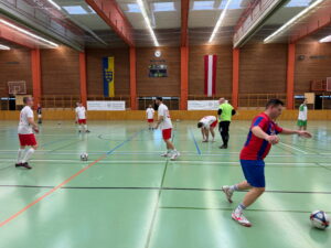 Die verschiedenen Mannschaften wärmten sich gemeinsam auf.