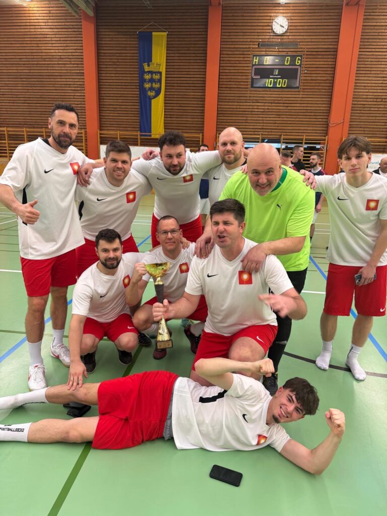 Große Freude beim Team der Häuser zum Leben nach der Pokalübergabe.