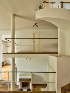 Konventionelle Geschossgrenzen werden aufgebrochen, Licht kann die Räume durchfluten - Eine Ansicht vor der Sanierung. © Villa Beer Foundation Stephan Huger