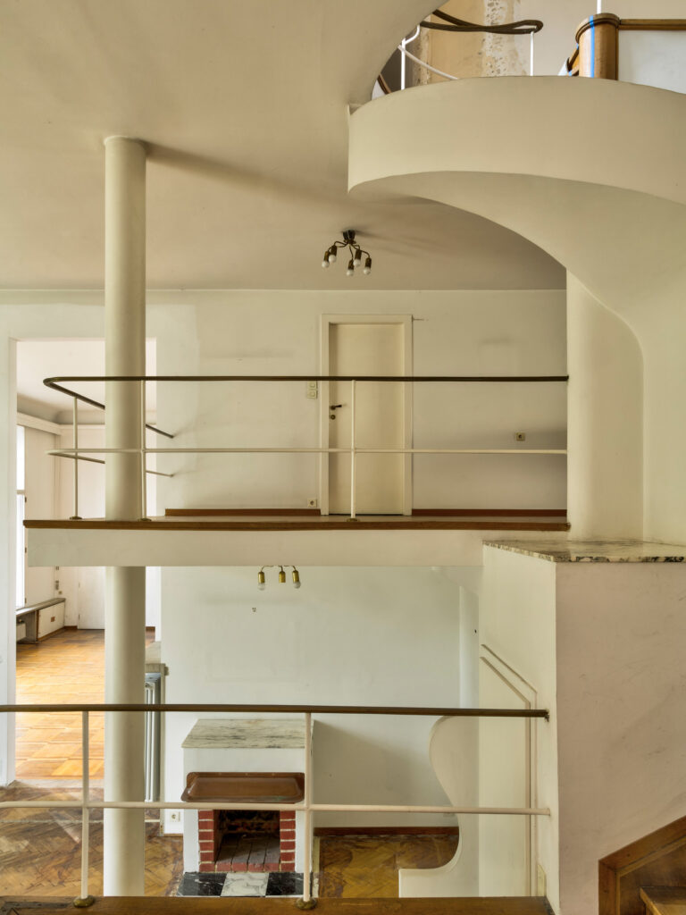 Konventionelle Geschossgrenzen werden aufgebrochen, Licht kann die Räume durchfluten - Eine Ansicht vor der Sanierung. © Villa Beer Foundation Stephan Huger