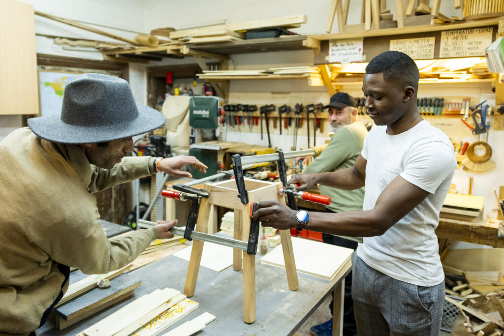 Die VinziRast-Chance bietet Menschen im Asylverfahren eine Tagesstruktur mit Deutschunterricht und Beschäftigung im Näh-, Kreativ- oder Holzwerkraum. © Martin Steiger