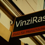 VinziRast Notschlafstelle_3_Tuerschild_von_Dritter_Akt_A_Weber