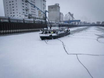 Eisbrecher MS Eisvogel derzeit im Dauereinsatz im Hafen Wien