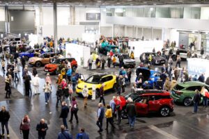 Auf der Vienna Drive gibt es von klassischen Autos über E-Fahrzeuge und Fahrräder bis hin zu Motorrädern und E-Bikes zu bestaunen. © WKW