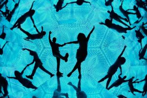 Im begehbares Kaleidoskop taucht man in eine schillernde Musterwelt ein. © Museum der Illusionen Wien