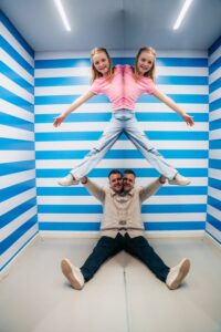 Wie wird man zum siamesischen Zwilling? Das Immersium Wien macht es möglich. © Museum der Illusionen Wien