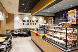 Das McCafé verwöhnt die Gäste mit einer Auswahl an beliebten Mehlspeisen und Getränken – so wird die gemeinsame Kaffeepause zum Genuss. © McDonald’s Österreich