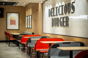 Ein Treffpunkt für alle Generationen: Lieblingsburger & Co am gewohnten Standort in moderner Wohlfühlatmosphäre genießen. © McDonald’s Österreich