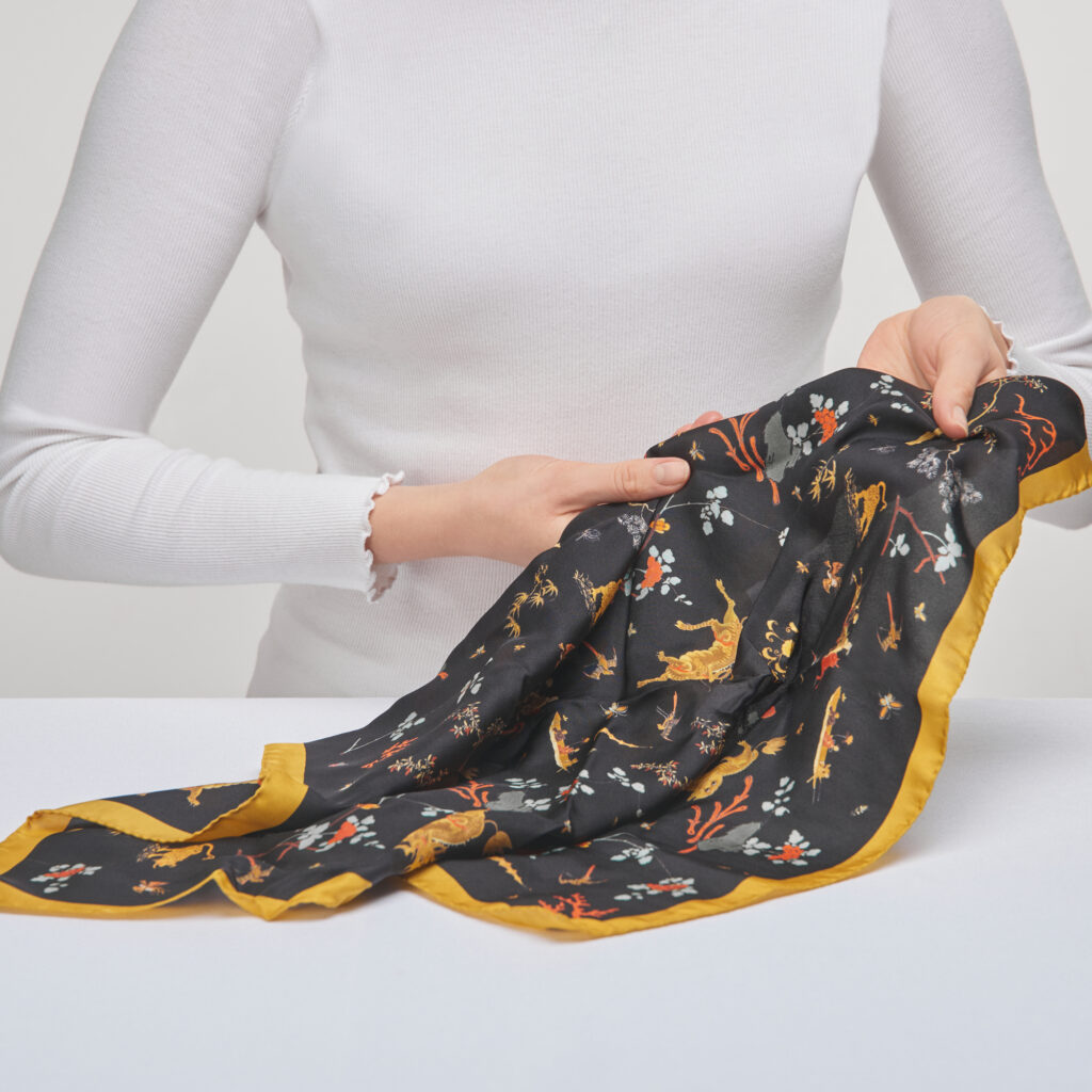 Seidentuch Lacktafel aus feinster Seide vom Comer See © Schönbrunn Group