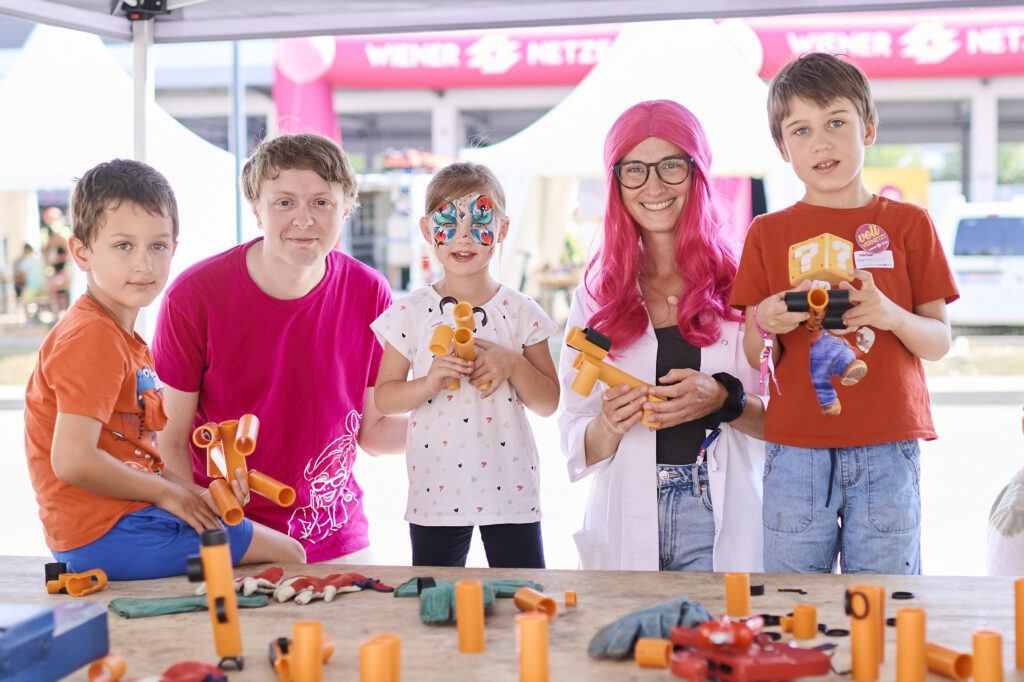 Basteln, Ausprobieren und spielerisch Wissen aneignen - beim Wiener Netze Familienfest. © Wiener Netze/Martin Hörmandinger