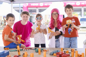 Basteln, Ausprobieren und spielerisch Wissen aneignen - beim Wiener Netze Familienfest. © Wiener Netze/Martin Hörmandinger