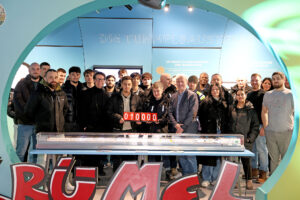 Jürgen Czernohorszky lud zur Feier eine Gruppe von Gebäudetechniklehrlingen ein © Stadt Wien/Martin Votava