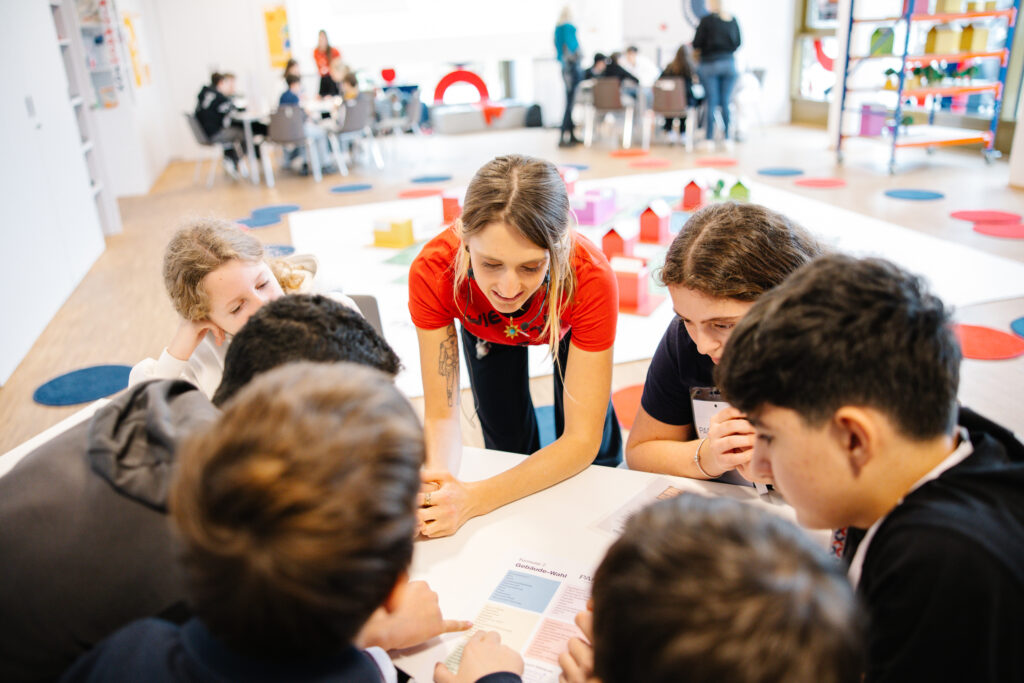 Die Floridsdorfer Schüler:innen erfahren in Workshops, bei Experimenten und Exkursionen, wie sie Klimaschutz im Alltag umsetzen können. © WienXtra/Aleksandra Kawka