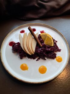 Fruchtige Rotkraut-Apfel-Pfanne: Winterrezept aus der Hollerei