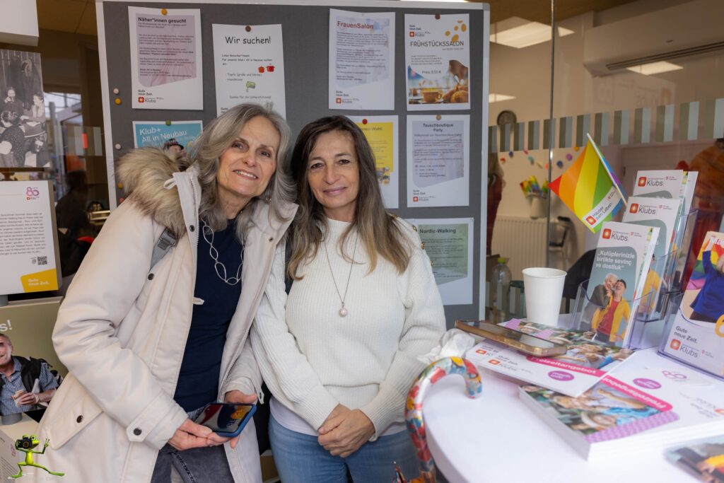 Viele Besucher*innen nahmen am bunten Programm der Eröffnungsfeier teil.