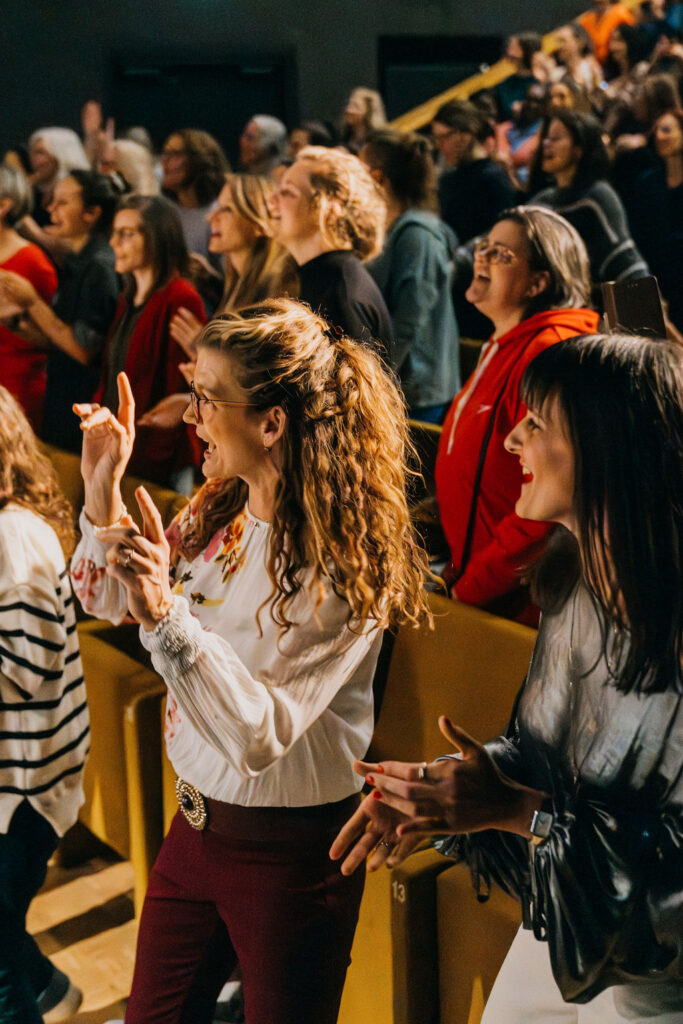 Frauen, erhebt eure Stimme: 2.000 Frauen bilden einen Chor im Sinne von Female Empowerment. © Jana Hoffmann