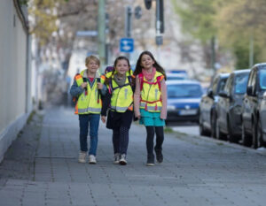 Schutzwesten und Reflektoren machen Kinder im Straßenverkehr besser sichtbar. © ADAC