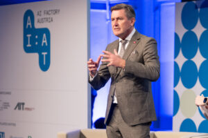 Beim Eröffnungs-Event im Marx Palast hob Innovations- und Infrastrukturminister Peter Hanke die wichtige Rolle der AI Factory in der Stärkung von digitaler Souveränität und als zentrales Element im KI-Ökosystem des Landes hervor. © AI:AT/Krisztian Juhasz
