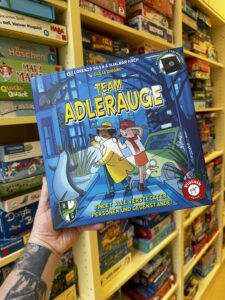 Team Adlerauge (ab 6 Jahren): Auf einer schwarzen Wimmelbildfolie werden Motive gesucht – sichtbar gemacht mit einer Karton-„Taschenlampe“. Ein starker visueller Effekt trifft auf konzentriertes gemeinsames Suchen. Entwickelt vom Wiener Spieleverlag Piatnik. © Peter Wieser