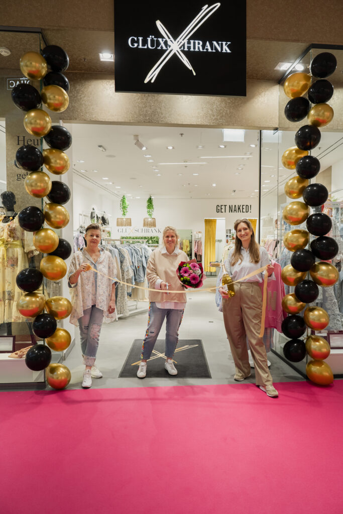 Hereinspaziert in einen noch schönere GlüXschrank-Boutique: Andrea Wagner, Inhaberin Katharina Krammer (beode GlüXschrank) mit Center Managerin Sabine Dreschkay. © Huma Eleven