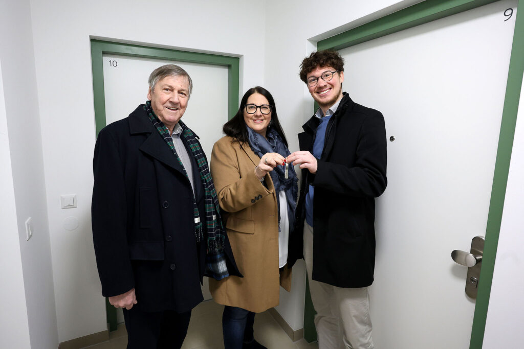 Bezirksvorsteher Erich Hohenberger und Vizebürgermeisterin und Wohnbaustadträtin Kathrin Gaál begrüßen einen der neuen Mieter*innen.© Stadt Wien/Martin Votava