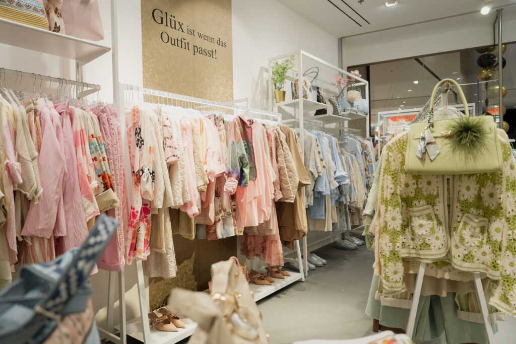 Ein große Auswahl an Trend-Outfits, auch in großen Größen, steht in der neu gestalteten Boutique zur Verfügung. © Huma Eleven