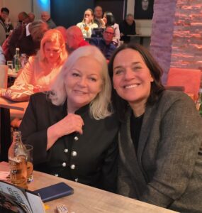 Premieren-Gäste Brigitte Kren und Eva Pölzl (Bild: Brigitte Chmelar).