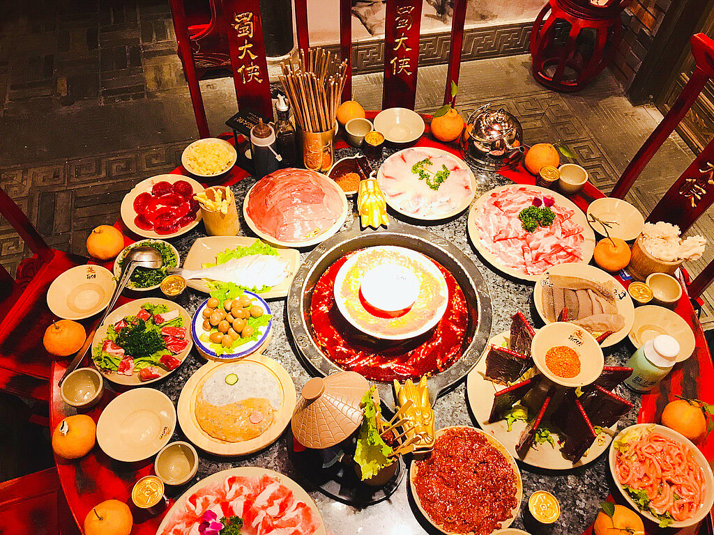 Die Sichuan-Küche ist eine der besten der Welt:. Bei einem traditionellen Hot-Pot-Essen lernt man sie auf der Reise kennen. © China Peace