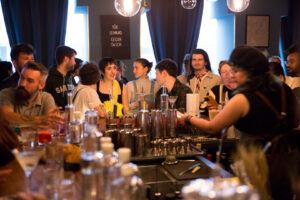 Femaile Flair an der Bar und Full House in bester Stimmung. © Tom Weilguny