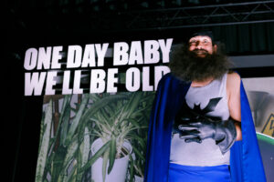 Der geheimnisvolle Mr. Bat sorgt dafür, dass Oma und Robi plötzlich mitten im alten Wien sind. © Marcella Ruiz Cruz