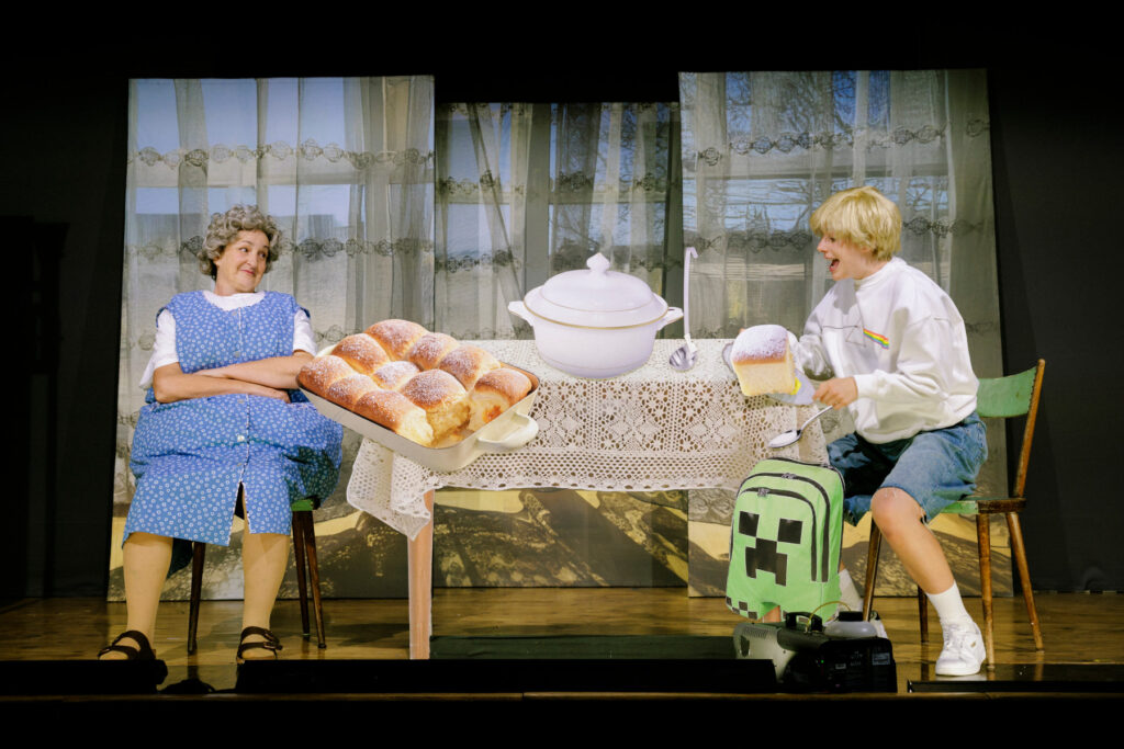 Oma und Robi backen gerne Buchteln und teilen jedes Abenteuer miteinander. © Marcella Ruiz Cruz