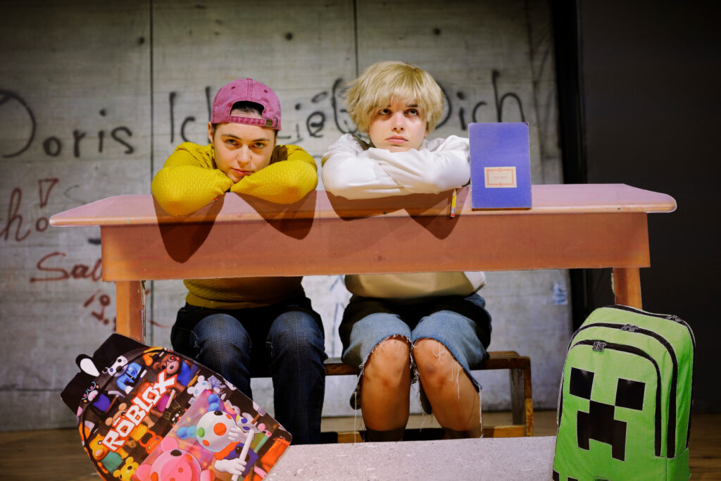 Schule? Wie langweilig! Draußen vor der Tür warten tausende Abenteuer. © Marcella Ruiz Cruz