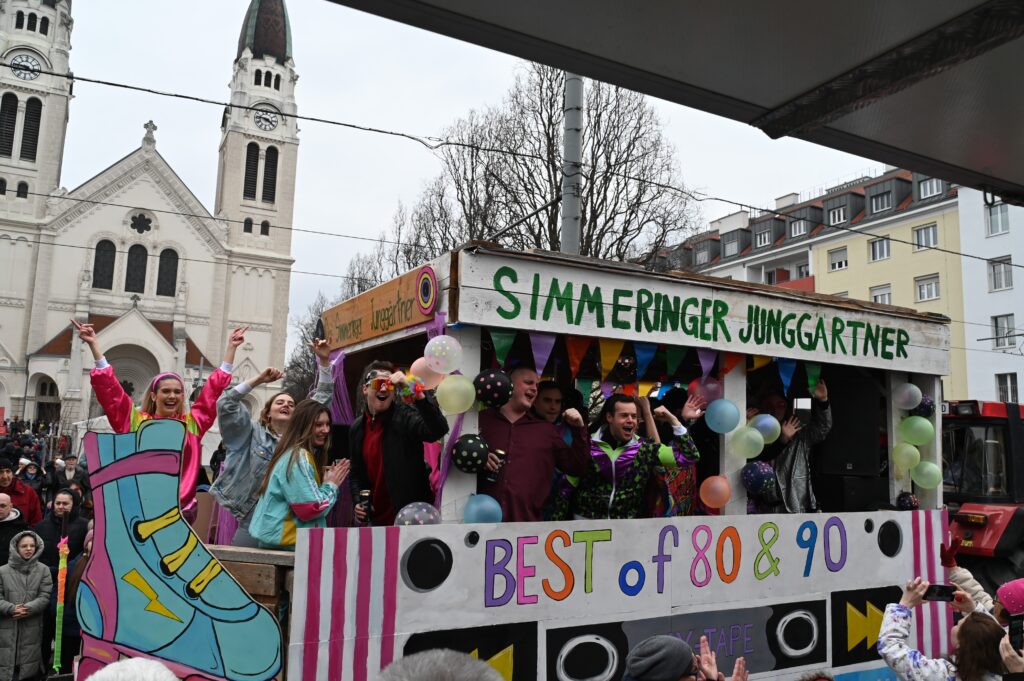 Viel Fantasie wurde bei Kostüme und Gestaltung der Faschingswägen an den Tag gelegt. © BV 11