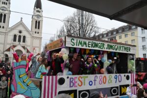 Viel Fantasie wurde bei Kostüme und Gestaltung der Faschingswägen an den Tag gelegt. © BV 11