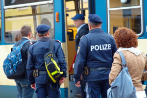 Die Polizei ist regelmäßig zu Großeinsätzen in den Bezirken unterwegs (Bild: BMI/Alexander TUMA)