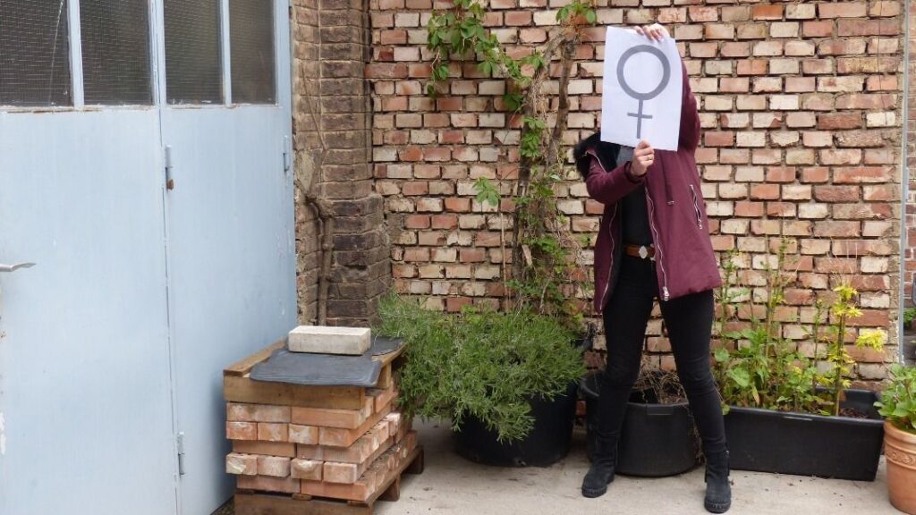 Bei der Grätzltour „Wie geht faire Planung?“ wird diskutiert, wie der öffentliche Raum auf Frauen wirkt. © GB*