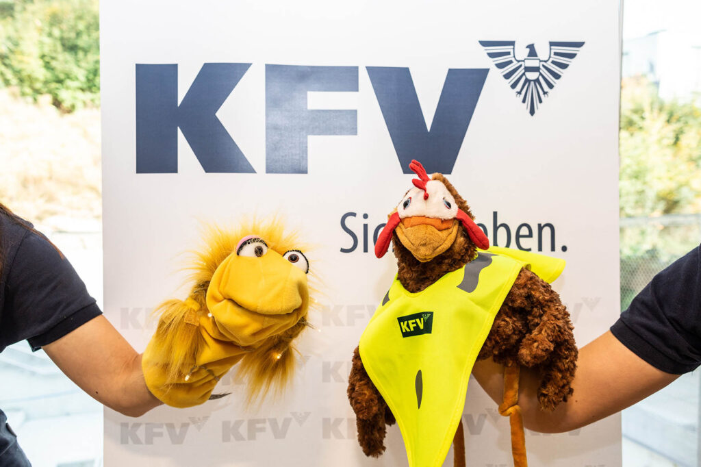 Glühwürmchen Glitzi und Henne Berta sind die Stars bei der Aufklärungs-Aktion. ©KFV/APA-Fotoservice/Greindl