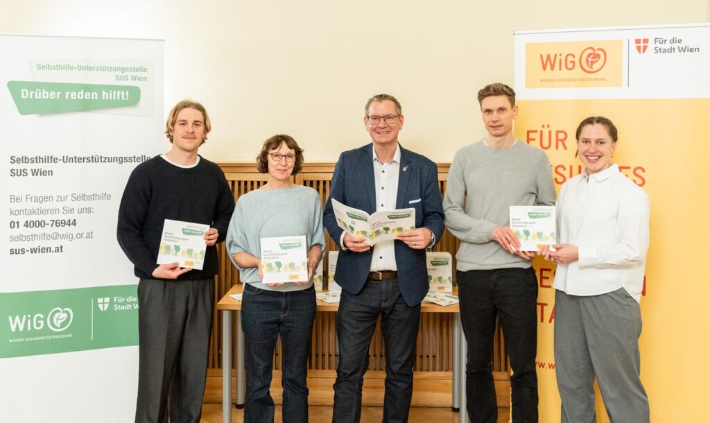 Präsentation in Floridsdorf: v.l.n.r.: Josua Zajons, MSc (WiG-Gesundheitsreferent und Programmleiter „Gesundes Floridsdorf“), Mag.a Martina Daim (fachliche Leitung der Selbsthilfe-Unterstützungsstelle SUS Wien), Georg Papai (Bezirksvorsteher Floridsdorf), Matthias Hümmelink, BA MPH (Mitglied der WiG-Geschäftsleitung) und Paula Nadler, BSc MSc (Gesundheitsreferentin der Selbsthilfe-Unterstützungsstelle SUS Wien) waren bei der Präsentation des Wiener Selbsthilfegruppen Verzeichnisses in der Bezirksvorstehung Floridsdorf vor Ort. © WiG/Ben Kaulfus