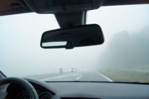 Bei Nebel oder Dämmerung sind dunkel gekleidete Personen erst aus 25 Meter Entfernung sichtbar. © KFV