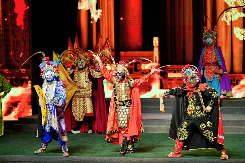 Immaterielles Kulturerbe: farbenprächtige Aufführung in der Shu Feng Ya Yun Sichuan-Oper in Chengdu. © China Peace