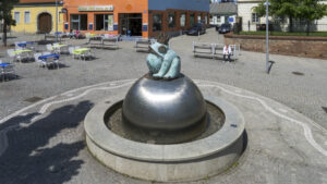 Auch der Platz um den Froschkönig-Brunnen, gestaltet von Gottfried Kumpf, soll künftig ein bregrünter Platz zum Abkühlen und Ausruhen an heißen Tagen werden. Der beliebte Schanigarten bleibt erhalten. © Wikimedia Creative Commons-CC0 1.0