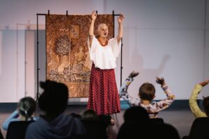 "Der fliegende Geschichtenteppich" ist ein interaktives, interkulturelles Erlebnis, das Neugier weckt und die Vorstellungskraft beflügelt. © Peter Griesser