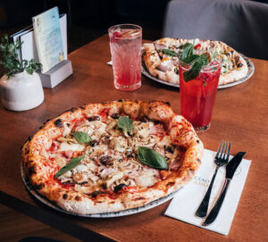 So soll neopolitanische Pizza sein: Der Rand muss hoch sein, das Innere lweich und luftig, nur frische Zutaten auf dem Pizzaboden. © Mio Vienna