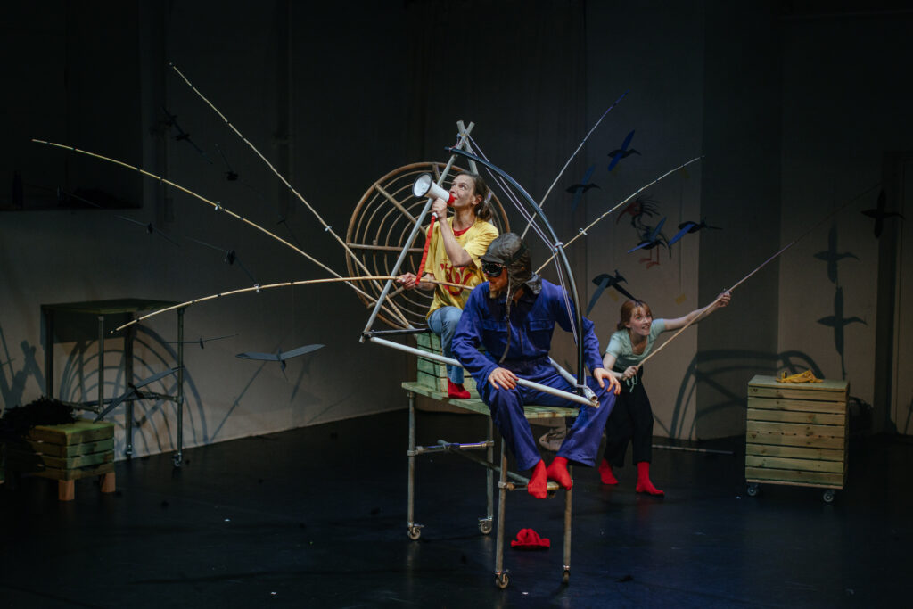 "Waldrapp" erzählt in Tanz, Spiel und Musik vom Fliegenlernen, vom Glauben an das Unmögliche. © Theresa Pewal