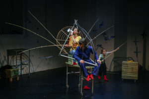 "Waldrapp" erzählt in Tanz, Spiel und Musik vom Fliegenlernen, vom Glauben an das Unmögliche. © Theresa Pewal